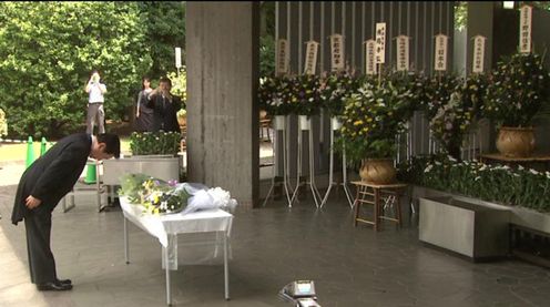 Photograph of the Prime Minister bowing after offering flowers at Chidorigafuchi National Cemetery