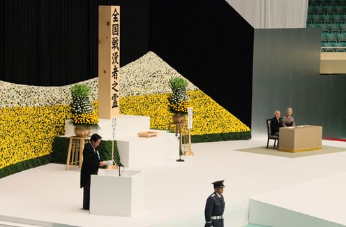 Photograph of the Prime Minister delivering an address at the Memorial Ceremony for the War Dead 3