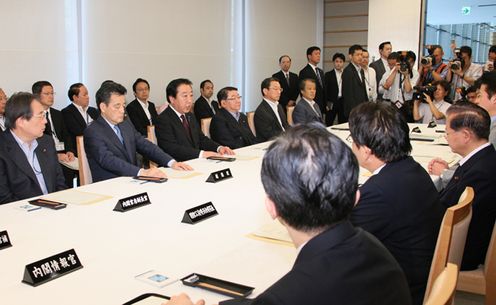 Photograph of the Prime Minister delivering an address at the meeting of the ministerial council on the case of the illegal landing on the Senkaku Islands 2