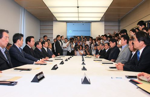 Photograph of the Prime Minister delivering an address at the meeting of the ministerial council on the case of the illegal landing on the Senkaku Islands 3
