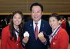 Photograph of the Prime Minister having talks with the medalists
