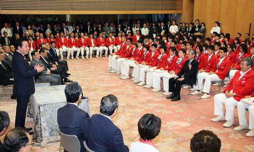 Photograph of the Prime Minister delivering an address before the Japanese National Team