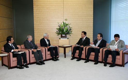 Photograph of Prime Minister Noda meeting with the Chairman of the Japan Chamber of Commerce and Industry, Mr. Tadashi Okamura 3