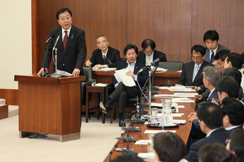 Photograph of the Prime Minister answering questions at the meeting of the House of Representatives Committee on Financial Affairs