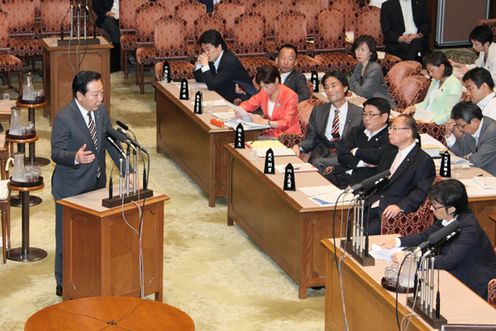 Photograph of the Prime Minister answering questions at a meeting of the Budget Committee of the House of Councillors 2