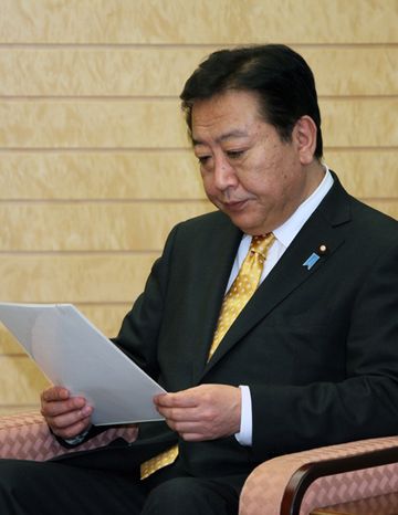 Photograph of the Prime Minister receiving a letter of request from the Basic Act on Ocean Policy Strategic Study Group 2