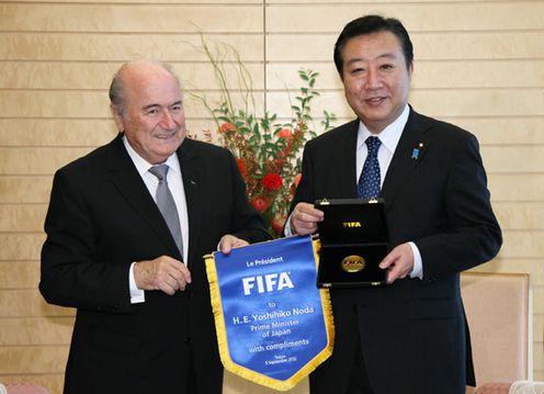 Photograph of Prime Minister Noda receiving a courtesy call from FIFA President Blatter 1