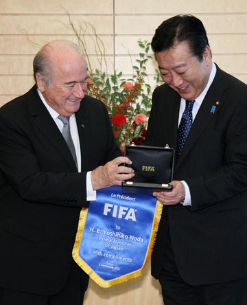 Photograph of Prime Minister Noda receiving a courtesy call from FIFA President Blatter 2