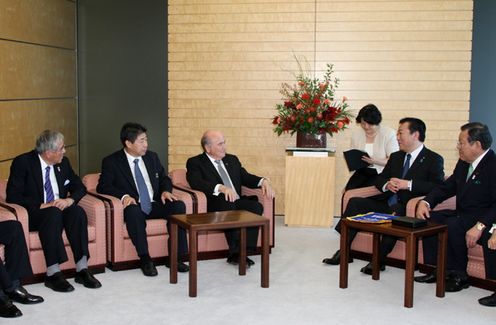 Photograph of Prime Minister Noda receiving a courtesy call from FIFA President Blatter 3