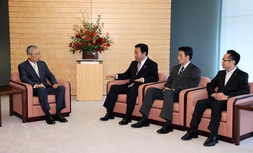 Photograph of Prime Minister Noda receiving a courtesy call from the government CIO, Mr. Koichi Endo 2