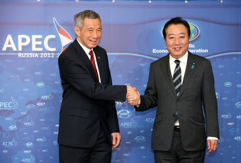 Photograph of Prime Minister Noda shaking hands with Prime Minister Lee Hsien Loong at the Japan-Singapore Summit Meeting