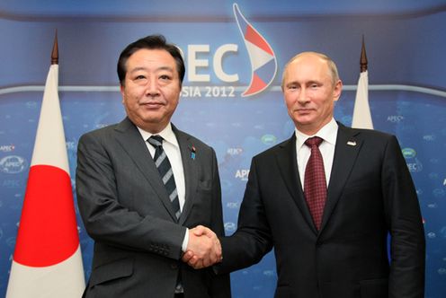 Photograph of Prime Minister Noda shaking hands with President Vladimir Vladimirovich Putin at the Japan-Russia Summit Meeting