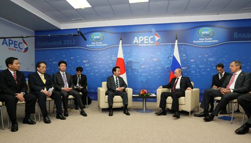 Photograph of Prime Minister Noda holding talks with the President of the Russian Federation, Mr. Vladimir Vladimirovich Putin