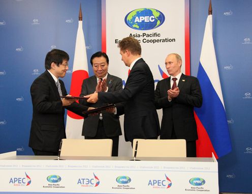 Photograph of President Putin and Prime Minister Noda at the signing ceremony for the Japan-Russia Bilateral Agreement on Countermeasures against Poaching and Illegal Export of Marine Products