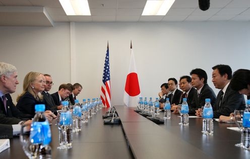 Photograph of Prime Minister Noda exchanging opinions with the Secretary of State of the United States, Ms. Hillary Clinton