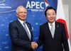 Photograph of Prime Minister Noda shaking hands with Prime Minister Najib Razak at the Japan-Malaysia Summit Meeting
