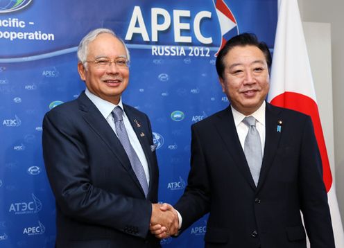 Photograph of Prime Minister Noda shaking hands with Prime Minister Najib Razak at the Japan-Malaysia Summit Meeting