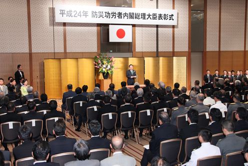 Photograph of the Prime Minister delivering an address at the ceremony to present the Prime Minister's Commendation to contributors for disaster prevention 1