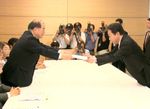 Photograph of the Prime Minister receiving a proposal from Mr. Ritsuo Hosokawa, a member of the House of Representatives