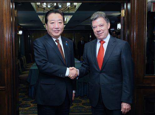 Photograph of the Prime Minister at the Japan-Colombia Summit Meeting 1