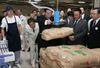 Photograph of the Prime Minister observing the inspection laboratory for all of the bags of rice