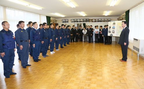 Photograph of the Prime Minister giving words of encouragement to the police unit at the area patrol team base
