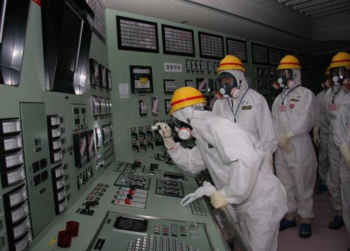 Photograph of the Prime Minister observing the central operation room of Units 1 and 2 (second from left)