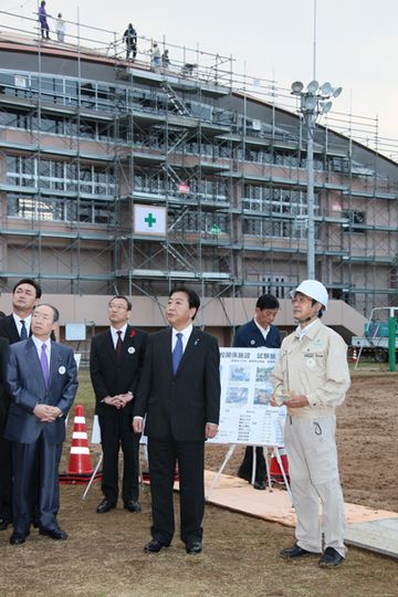 Photograph of the Prime Minister observing the elementary school where decontamination work is underway