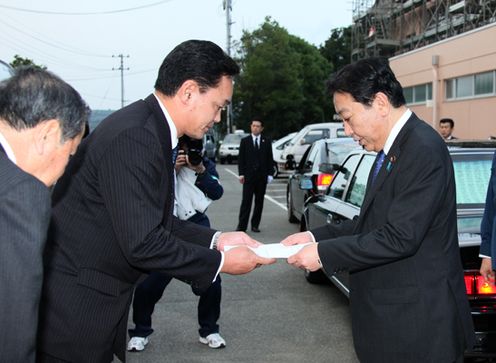 Photograph of the Prime Minister receiving a letter of request from the Mayor of Naraha Town