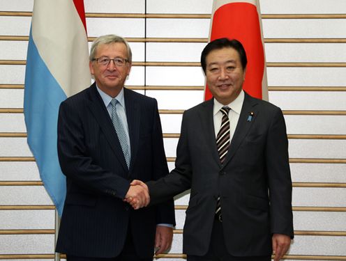 Photograph of Prime Minister Noda shaking hands with the Prime Minister of the Grand Duchy of Luxembourg, Mr. Jean-Claude Juncker