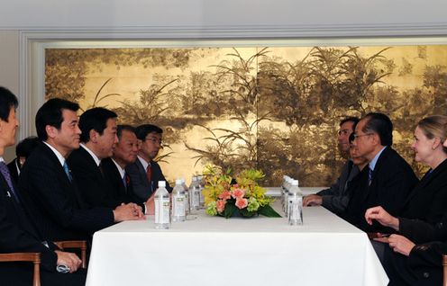 Photograph of Prime Minister Noda holding talks with the President of the World Bank, Dr. Jim Yong Kim