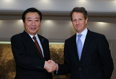 Photograph of Prime Minister Noda shaking hands with the U.S. Secretary of the Treasury, Mr. Timothy Geithner