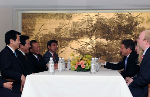 Photograph of Prime Minister Noda holding talks with the U.S. Secretary of the Treasury, Mr. Timothy Geithner