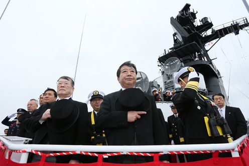 Photograph of the Prime Minister observing the units at the 2012 fleet review of the Maritime Self-Defense Force