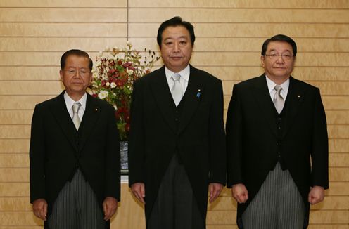 Photograph of the Prime Minister attending a photograph session with the two Ministers who received the Prime Minister's order