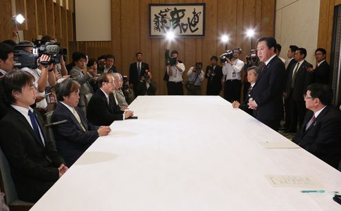 Photograph of the Prime Minister delivering an address at the meeting with the members of the Association of the Families of Victims Kidnapped by North Korea and others 1
