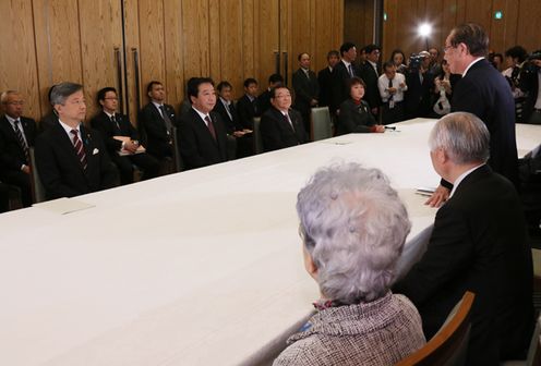 Photograph of the Prime Minister having talks with the members of the Association of the Families of Victims Kidnapped by North Korea