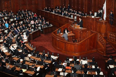 Photograph of the Prime Minister delivering a policy speech during the plenary session of the House of Representatives 3