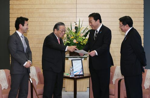 Photograph of the Prime Minister receiving a courtesy call from the President of Ashinaga, Mr. Yoshiomi Tamai 2