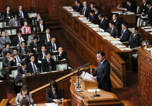 Photograph of the Prime Minister answering questions at the plenary session of the House of Representatives 2