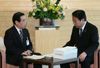 Photograph of Prime Minister Noda receiving an explanation on the audit report from Commissioner Hiroyuki Shigematsu
