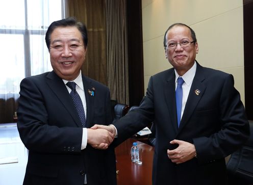 Photograph of Prime Minister Noda shaking hands with the President of the Republic of the Philippines, Mr. Benigno S. Aquino III