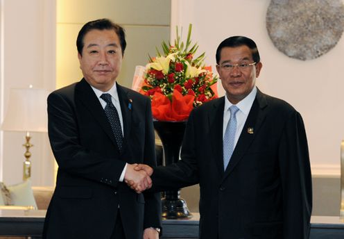 Photograph of Prime Minister Noda shaking hands with the Prime Minister of the Kingdom of Cambodia, Mr. Samdech Hun Sen