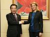 Photograph of Prime Minister Noda shaking hands with the Prime Minister of the Kingdom of Denmark, Ms. Helle Thorning-Schmidt