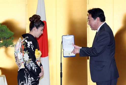 Photograph of the Prime Minister offering the commemorative gift