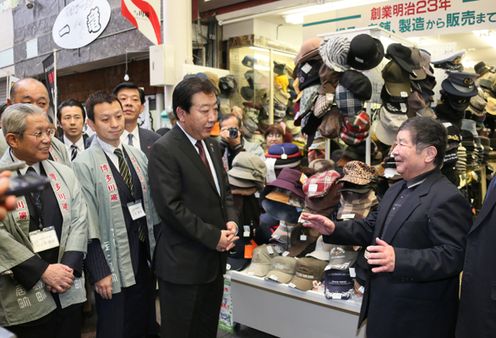 Photograph of the Prime Minister observing the shopping district 2