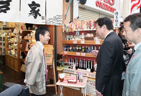 Photograph of the Prime Minister observing the shopping district 3