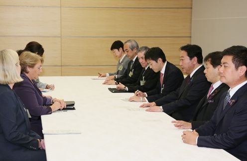 Photograph of Prime Minister Noda receiving a courtesy call from the Executive Director of UN Women, Ms. Michelle Bachelet 2