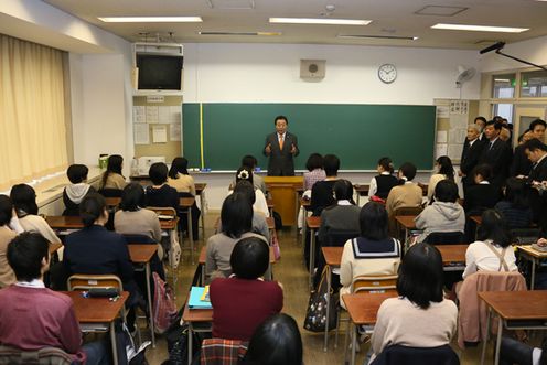 Photograph of the Prime Minister delivering an address to the students 1