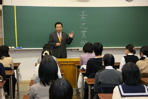 Photograph of the Prime Minister delivering an address to the students 2
